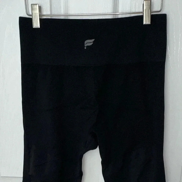 Fabletics M black cropped‎ leggings with mesh panels - Picture 6 of 6